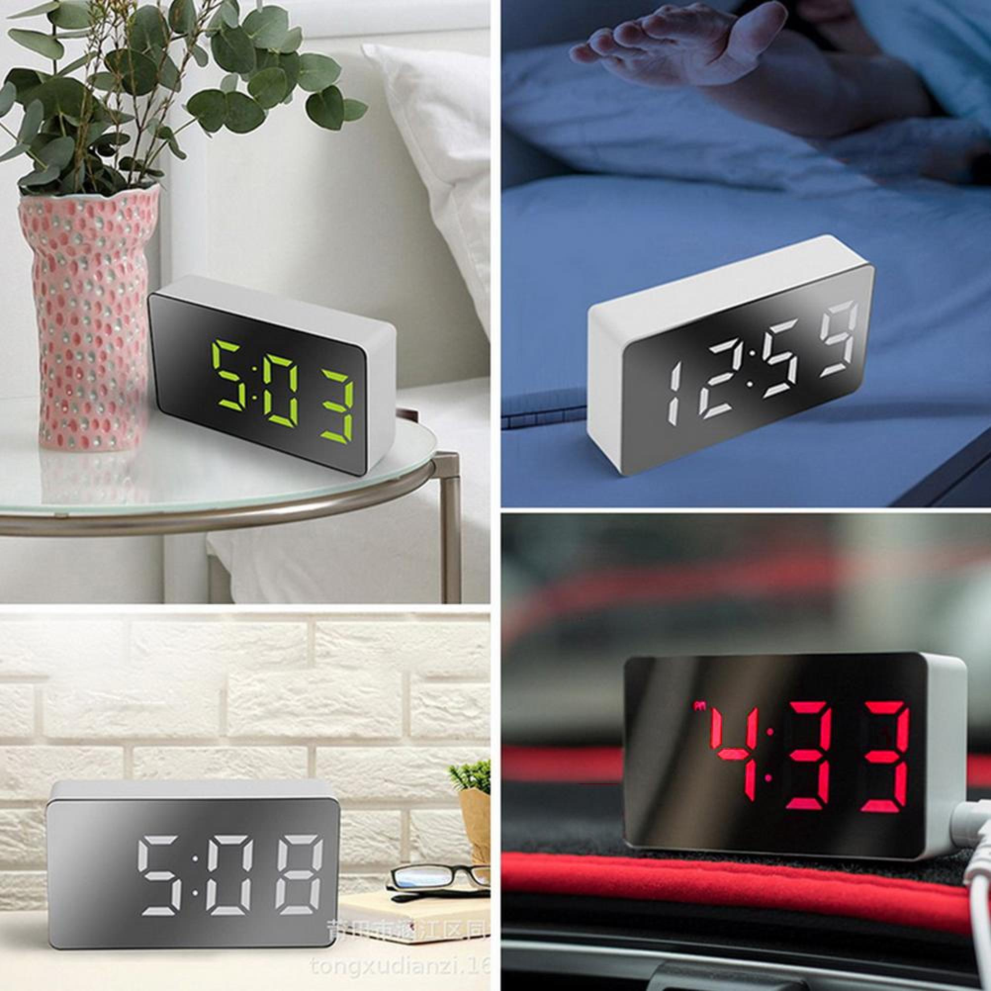 Ein digitaler Wecker zeigt 5:03 auf einem Nachttisch neben einer Vase.