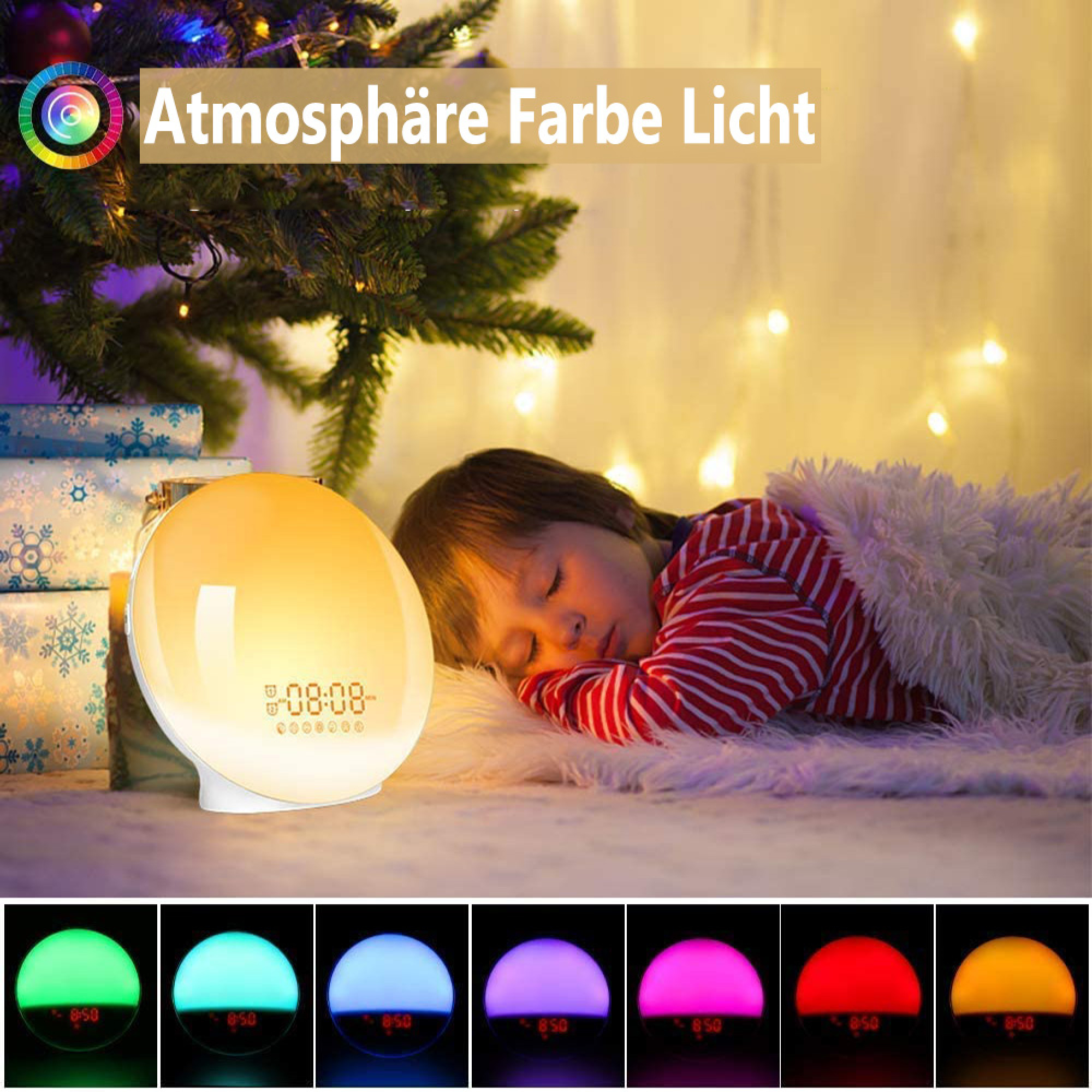 Ein Kind schläft neben einem Lichtwecker mit Weihnachtsbaum und Geschenken.