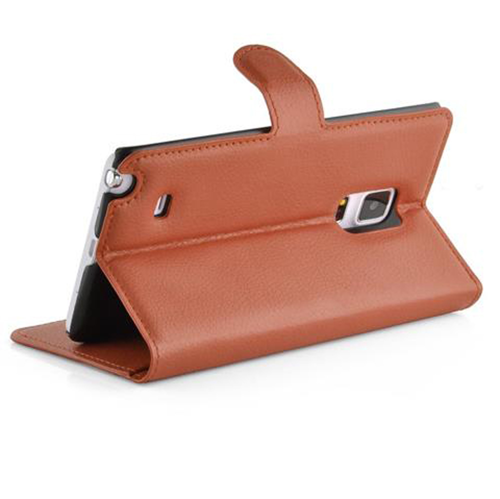 Ein braunes Leder-Flip-Case für ein Smartphone, aufrecht stehend.