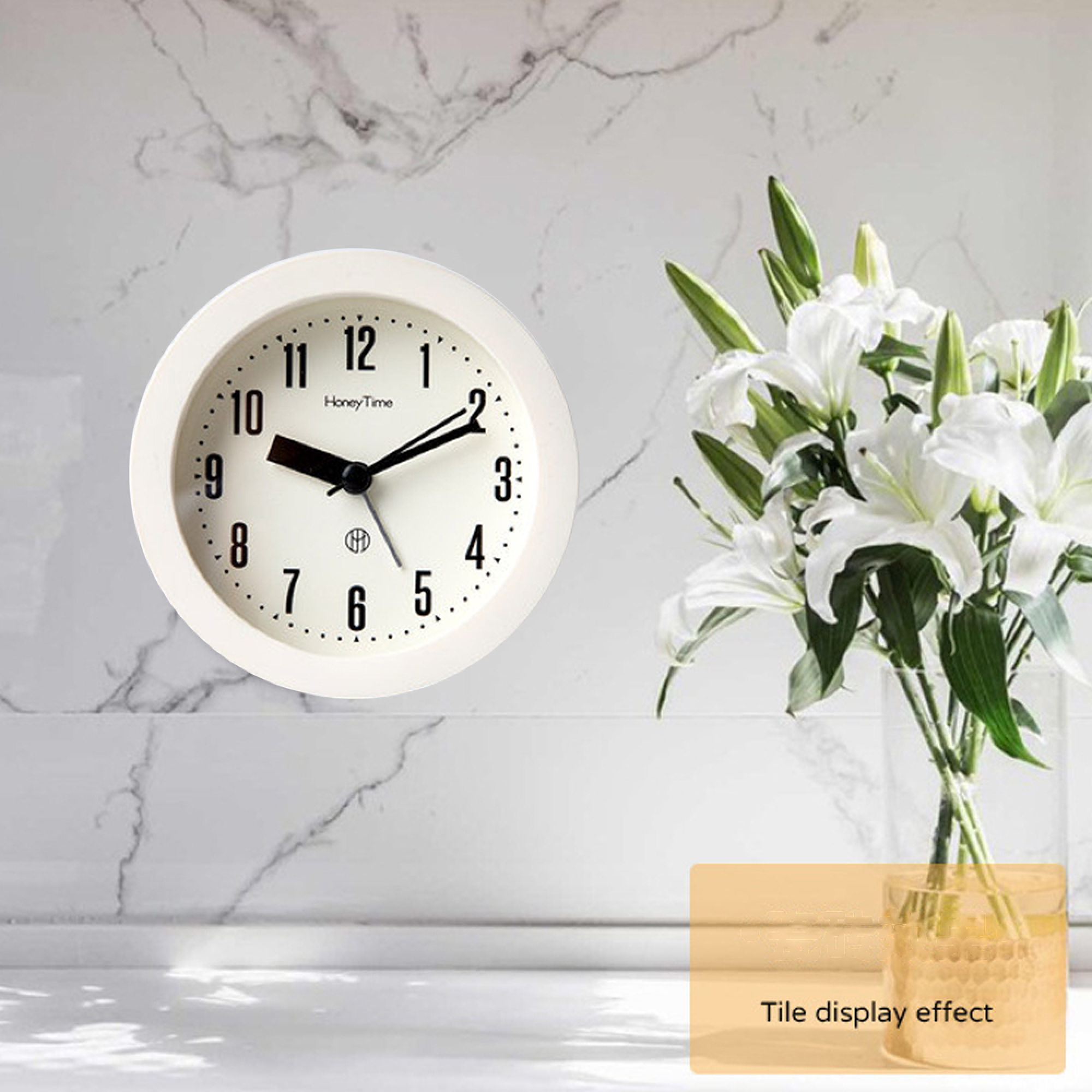 Eine weiße Analog-Uhr auf Marmor mit weißen Lilien in einer Vase.