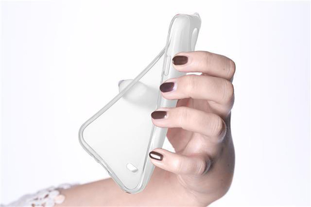Una mano tiene una cover trasparente per telefono su sfondo bianco.