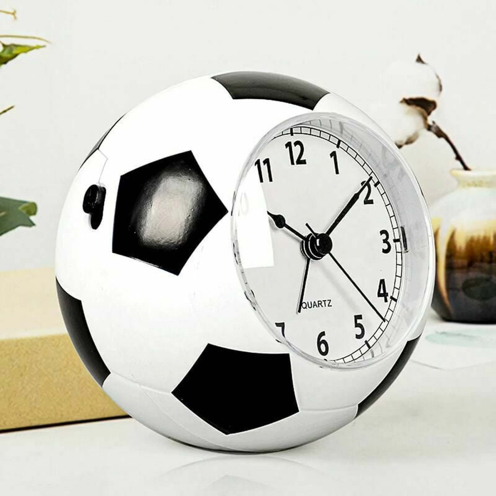 Ein Wecker in Form eines Fußballs mit schwarzen und weißen Fünfecken.