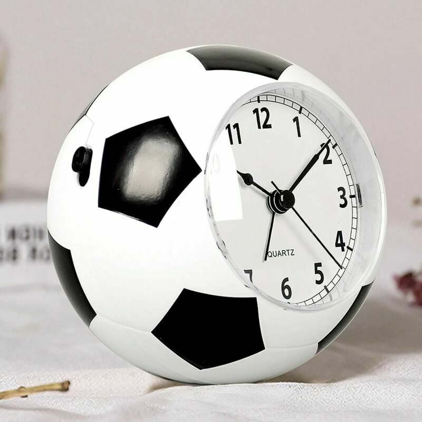 Ein Wecker in Form eines Fußballs mit schwarzen und weißen Fünfecken.