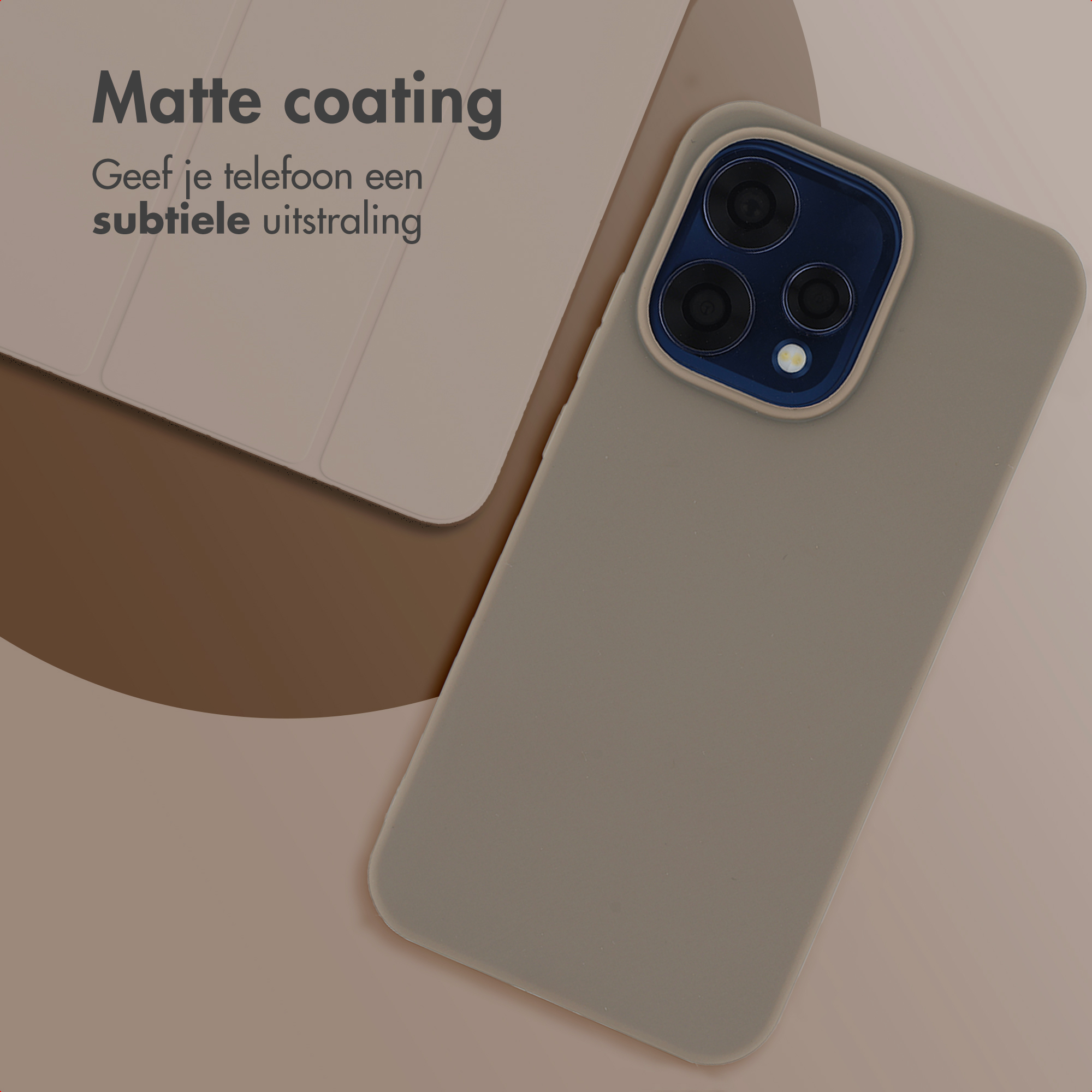 Een matgrijze telefoonhoes met drie cameralenzen op een lichtbruine achtergrond.