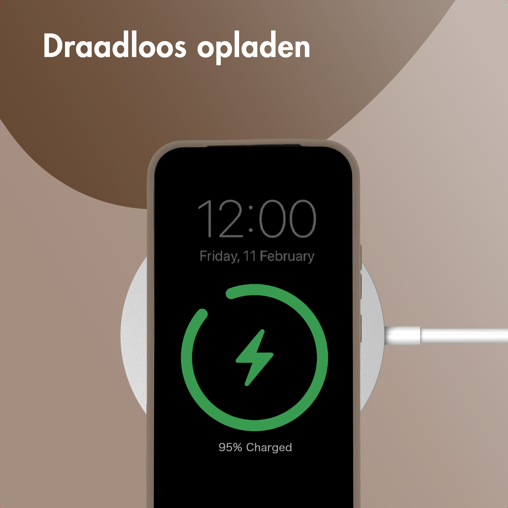 Een smartphone wordt draadloos opgeladen op een pad.