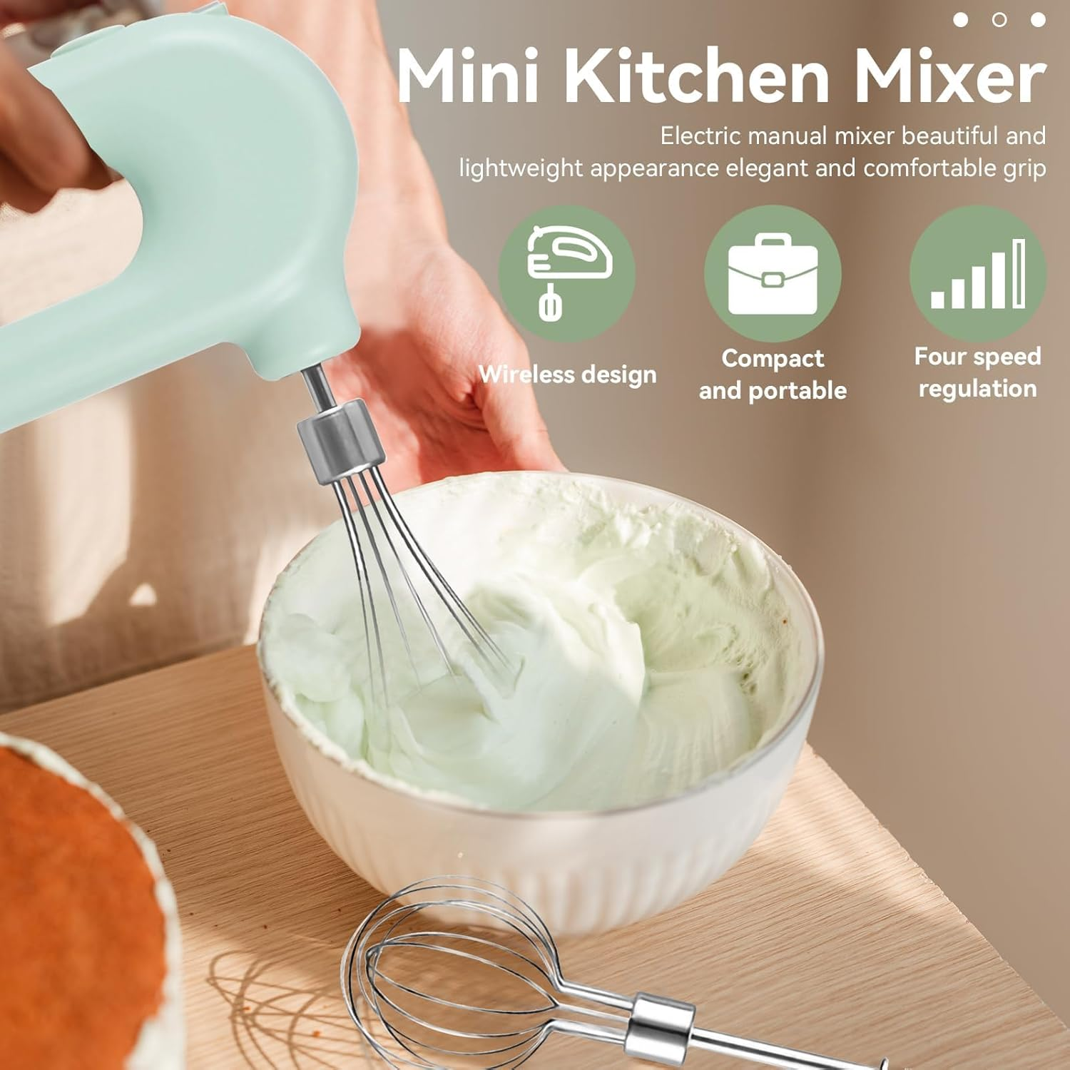 Ein mintgrüner Handmixer schlägt Sahne in einer Schüssel. Text: Mini Kitchen Mixer.