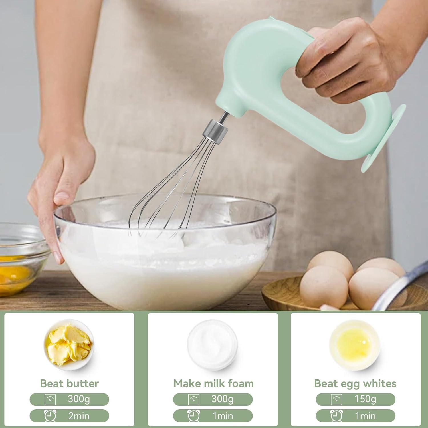Eine Hand hält einen mintgrünen Handmixer über einer Glasschüssel mit geschlagenem Teig.