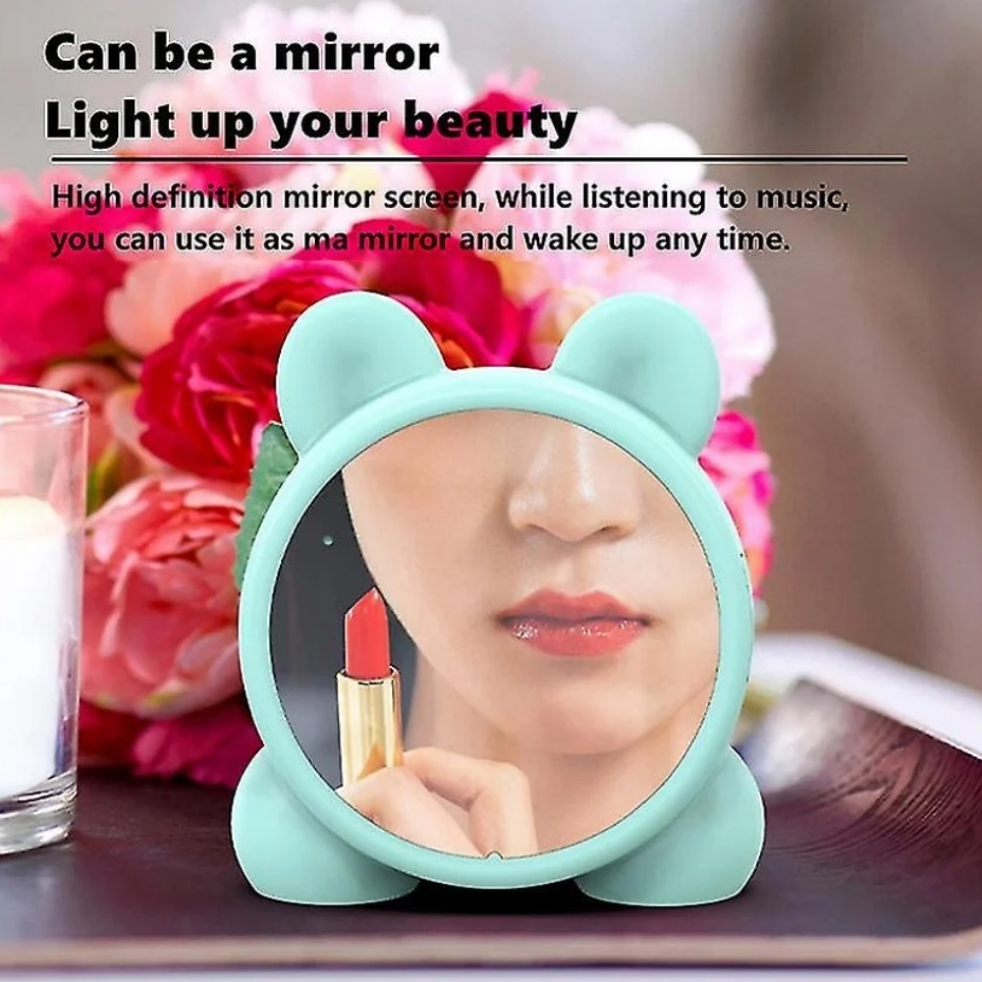 Ein mintgrüner Wecker mit Spiegel zeigt ein Gesicht mit Lippenstift.