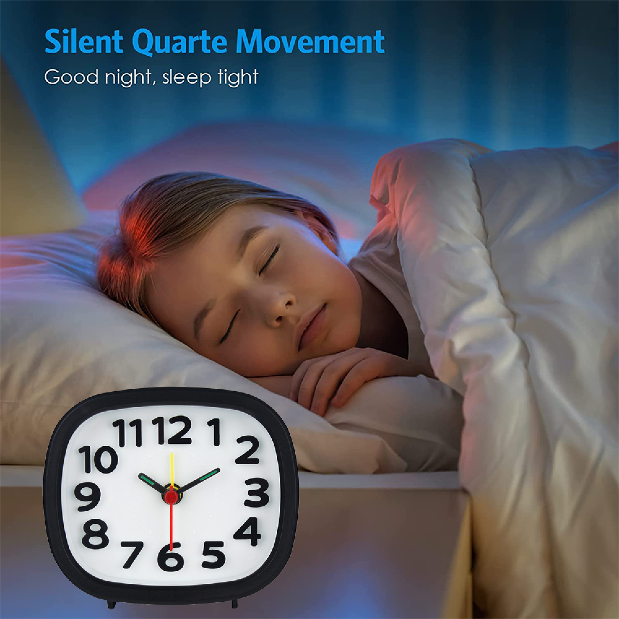 Ein Kind schläft neben einem Wecker, der auf 9:09 Uhr steht.