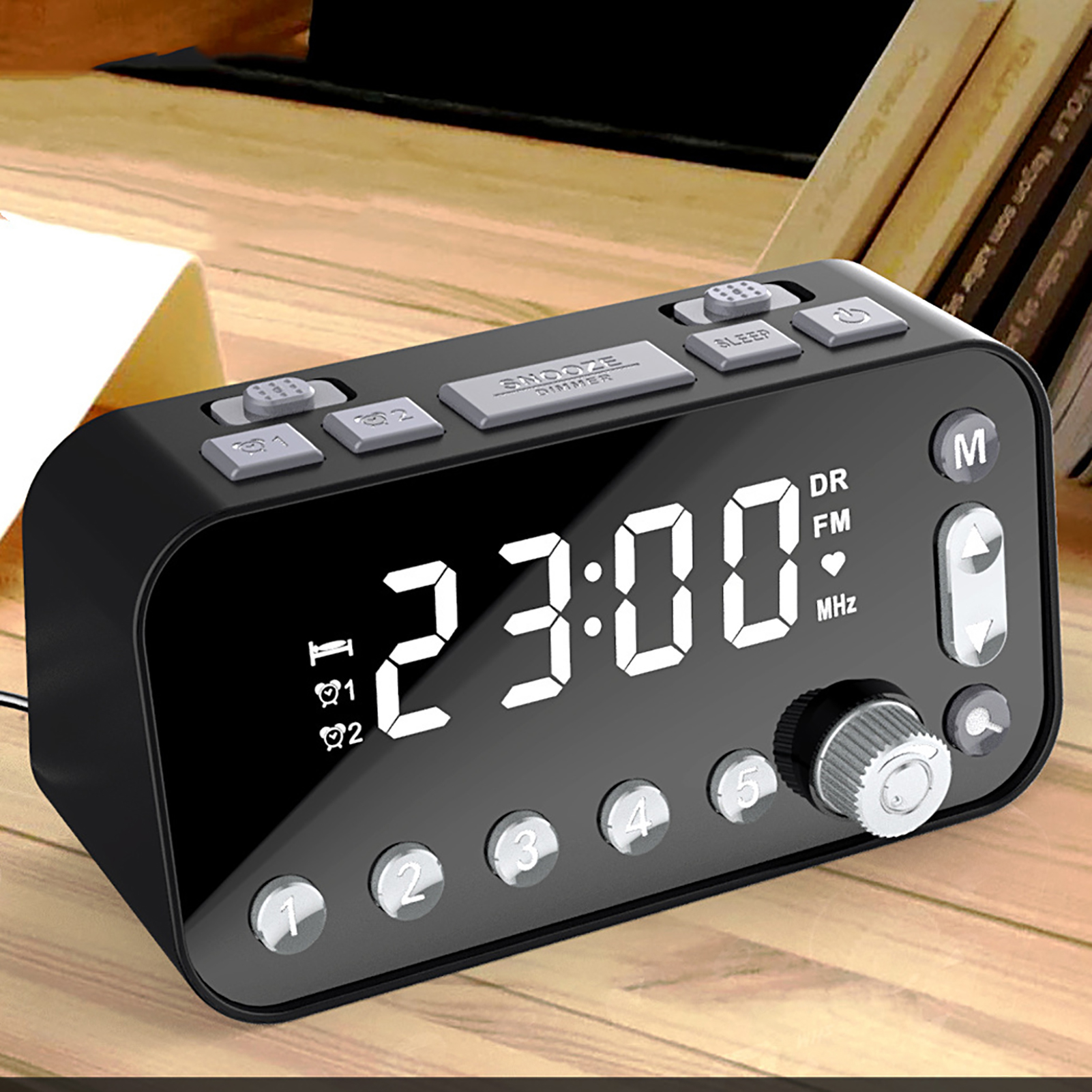 Ein schwarzer digitaler Wecker zeigt 23:00 Uhr an. Knöpfe sind oben und vorne.