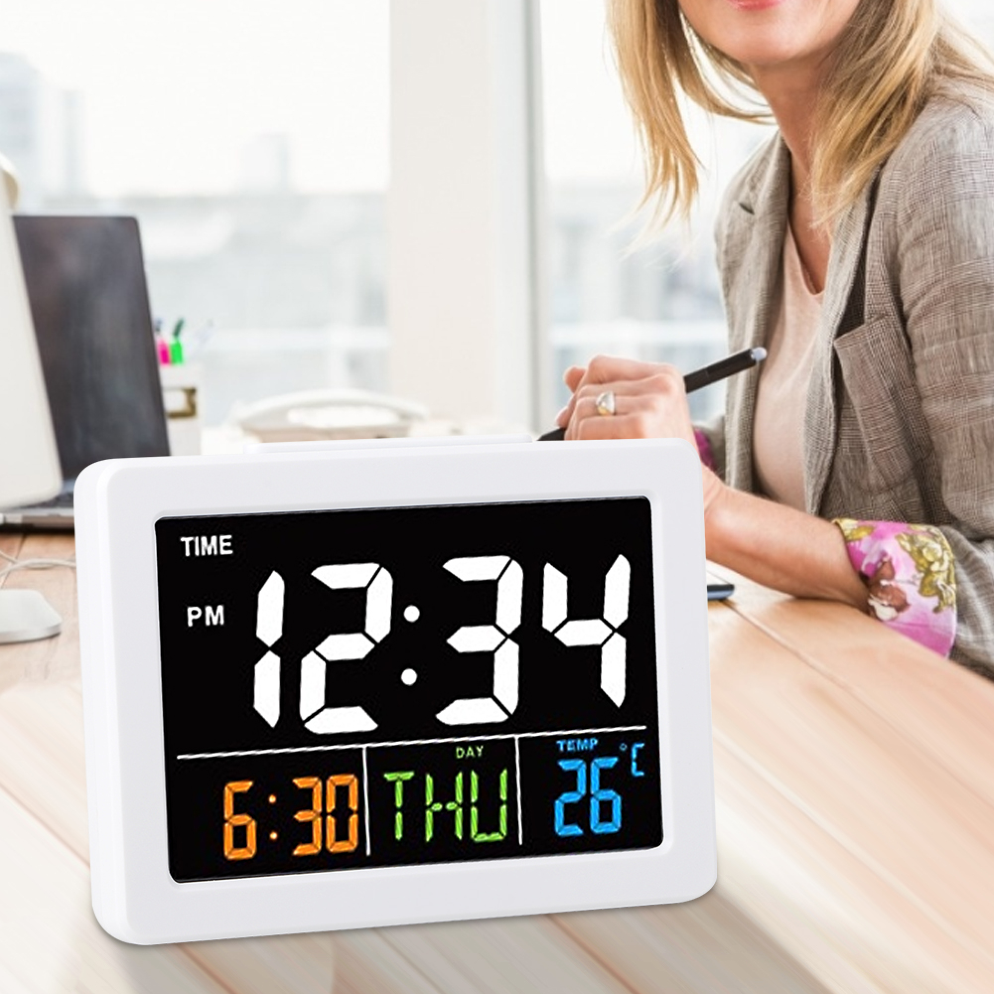 Digitaluhr zeigt 12:34 Uhr, 6:30 Uhr, Donnerstag, 26°C.