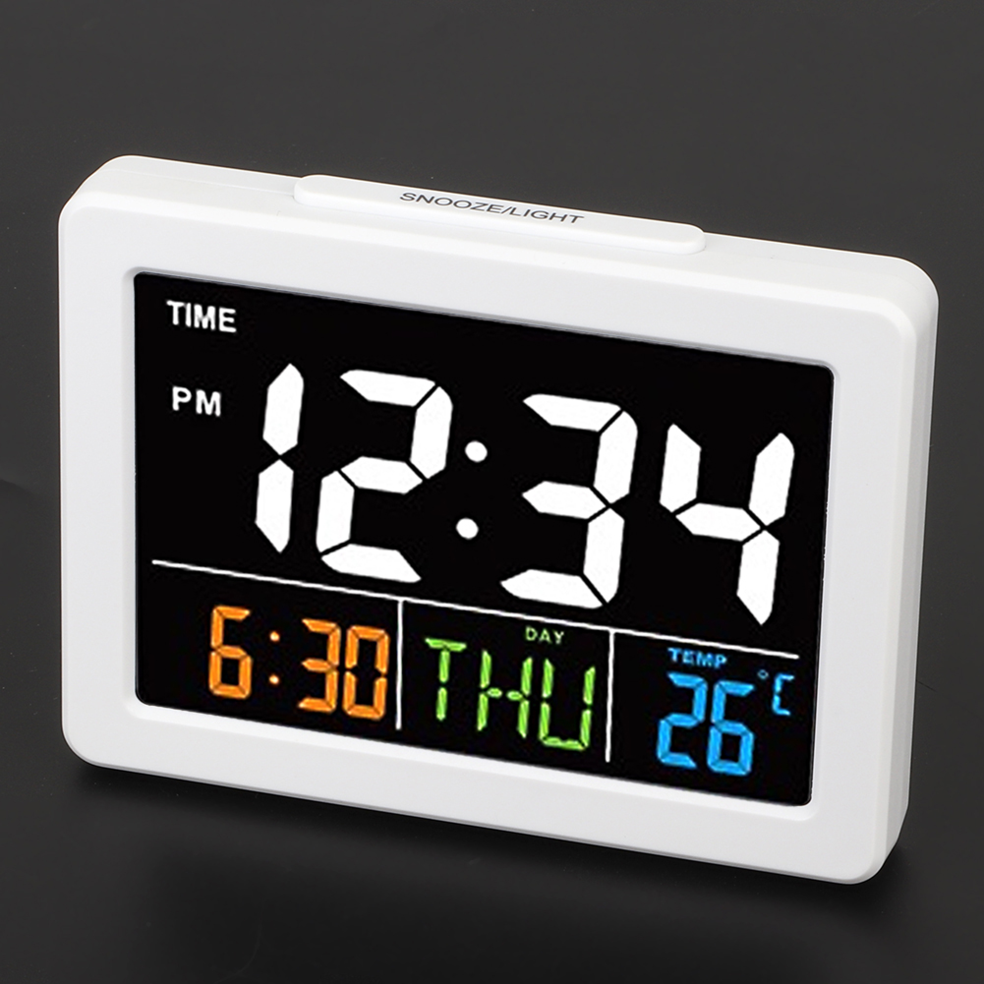 Digitaluhr zeigt 12:34 Uhr, 6:30 Uhr, Donnerstag und 26 Grad Celsius an.