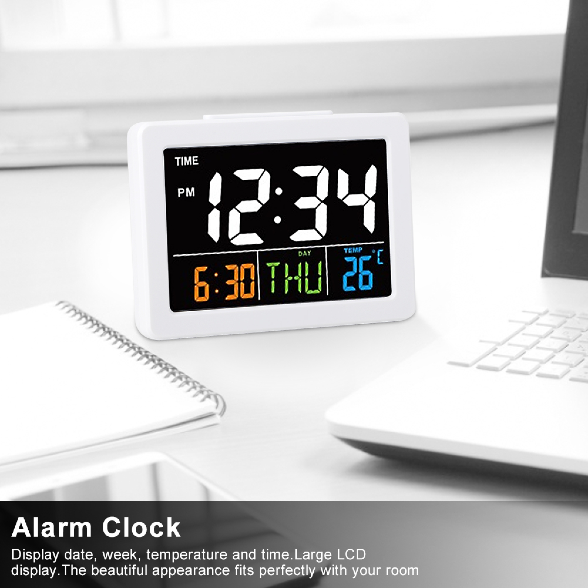 Ein weißer digitaler Wecker zeigt 12:34 Uhr und 6:30 Uhr an.