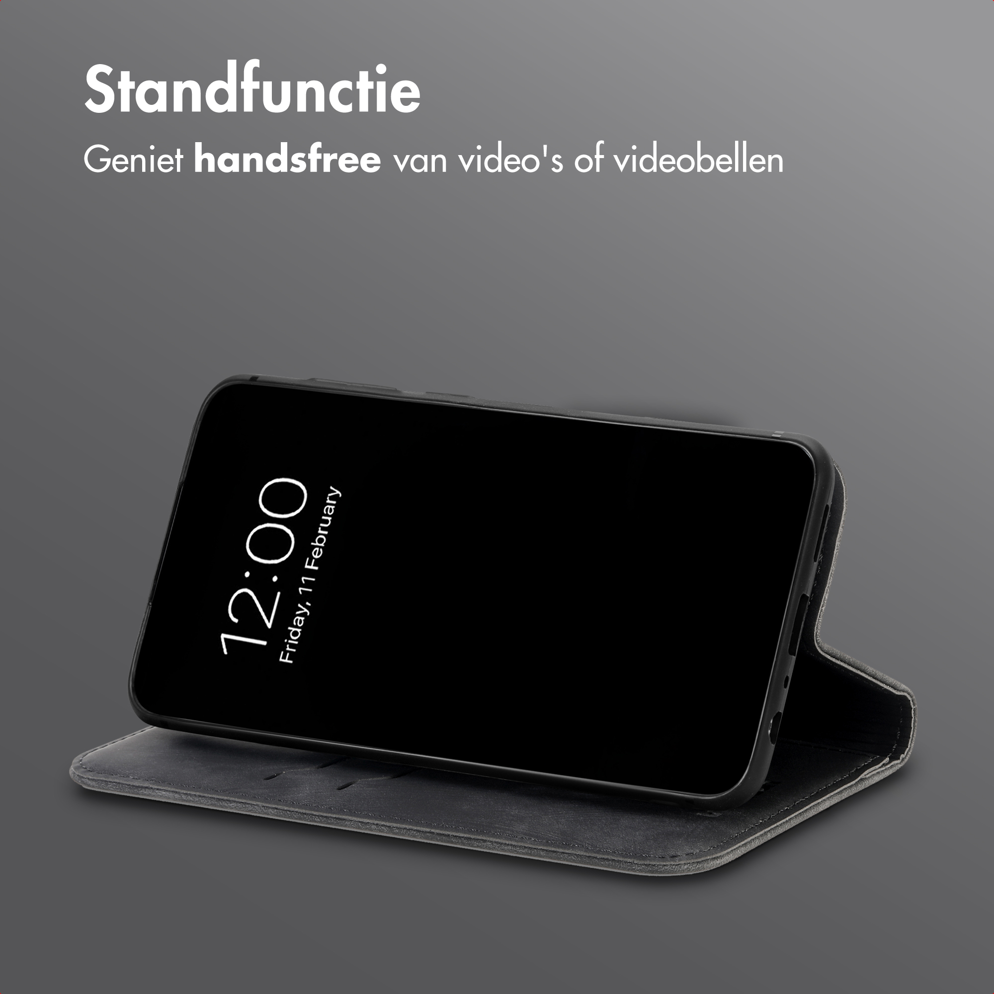 Un telefono scuro in una custodia grigia, appoggiato in orizzontale.