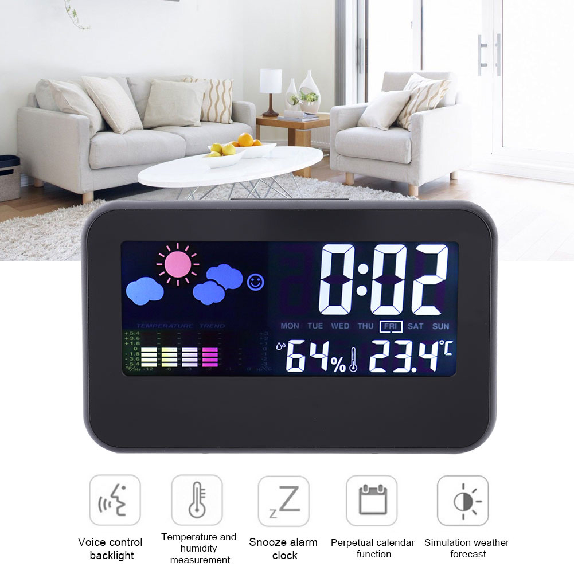 Digitaluhr mit Wetteranzeige vor Wohnzimmermöbeln.