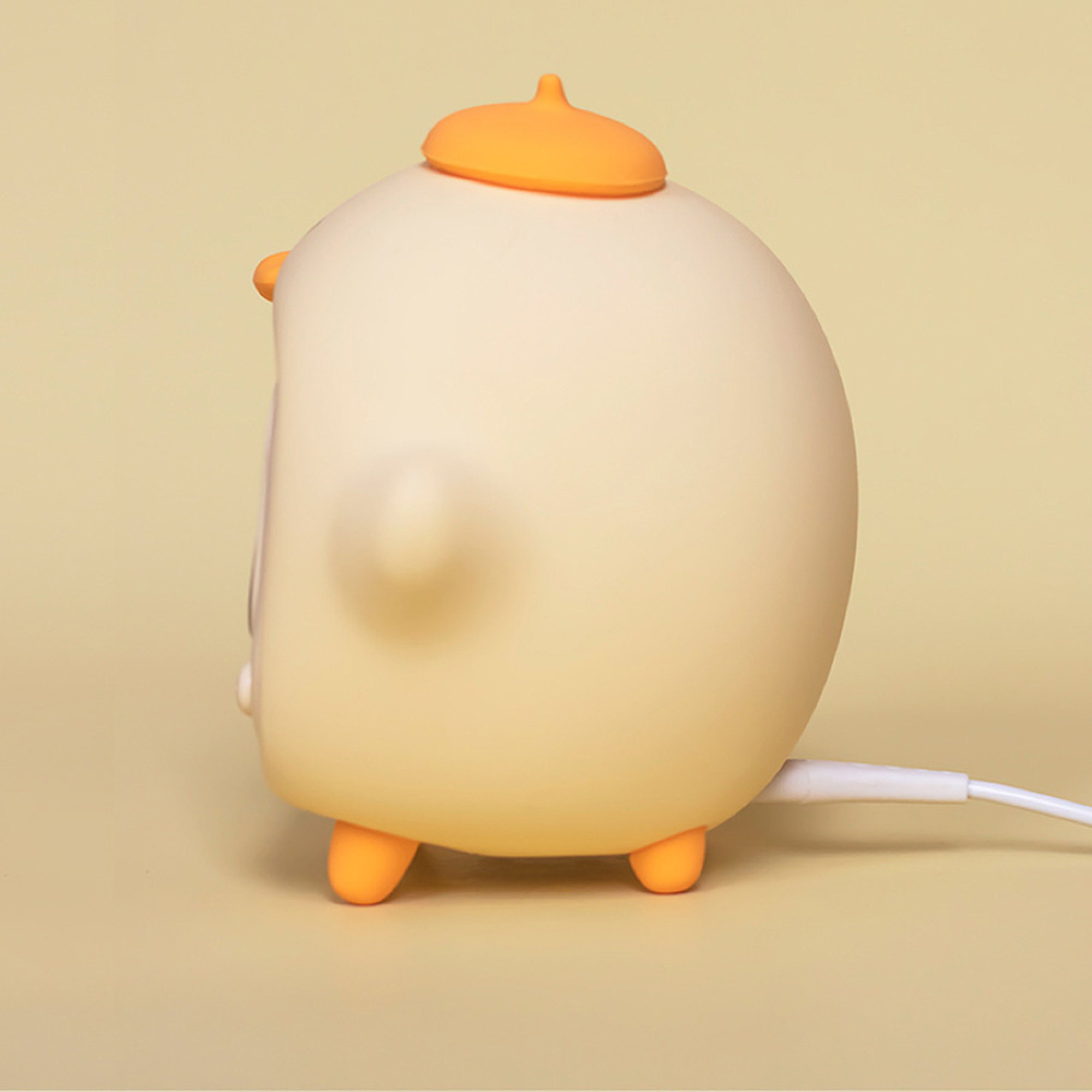 Eine weiße Ente mit orangen Füßen und Kappe lädt sich auf.
