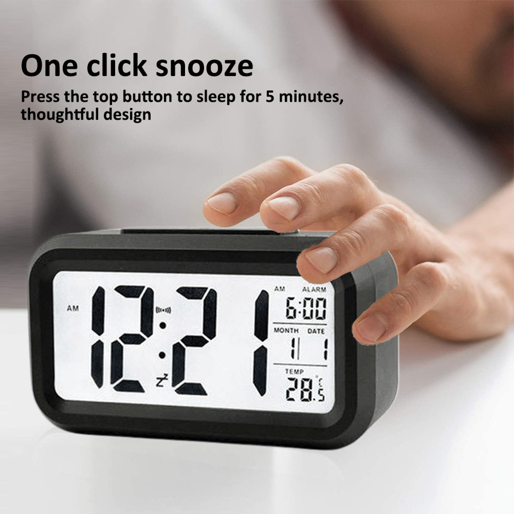 Digitale Wecker mit Snooze-Funktion, zeigt Zeit, Datum, Alarm und Temperatur an.