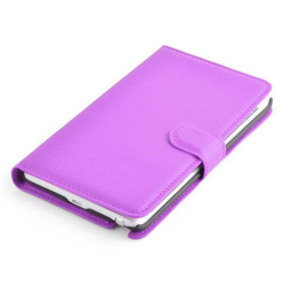 Una custodia viola per telefono con linguetta di chiusura su sfondo bianco.