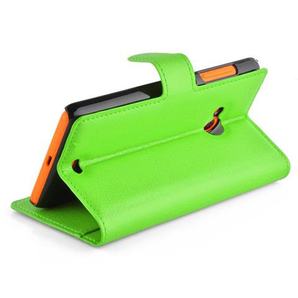 Custodia verde per uno smartphone in piedi.