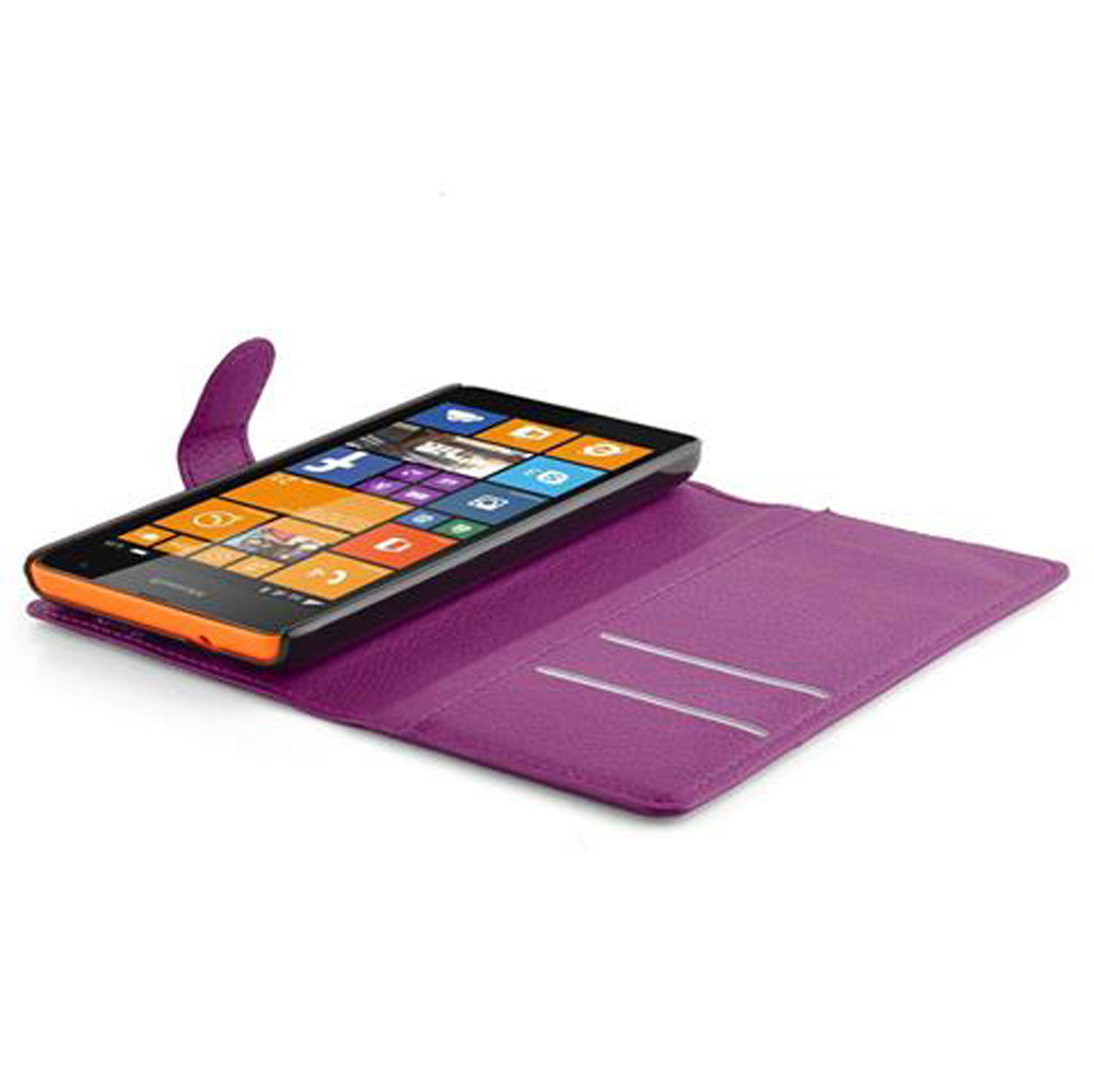 Uno smartphone in una custodia a libro viola su sfondo bianco.