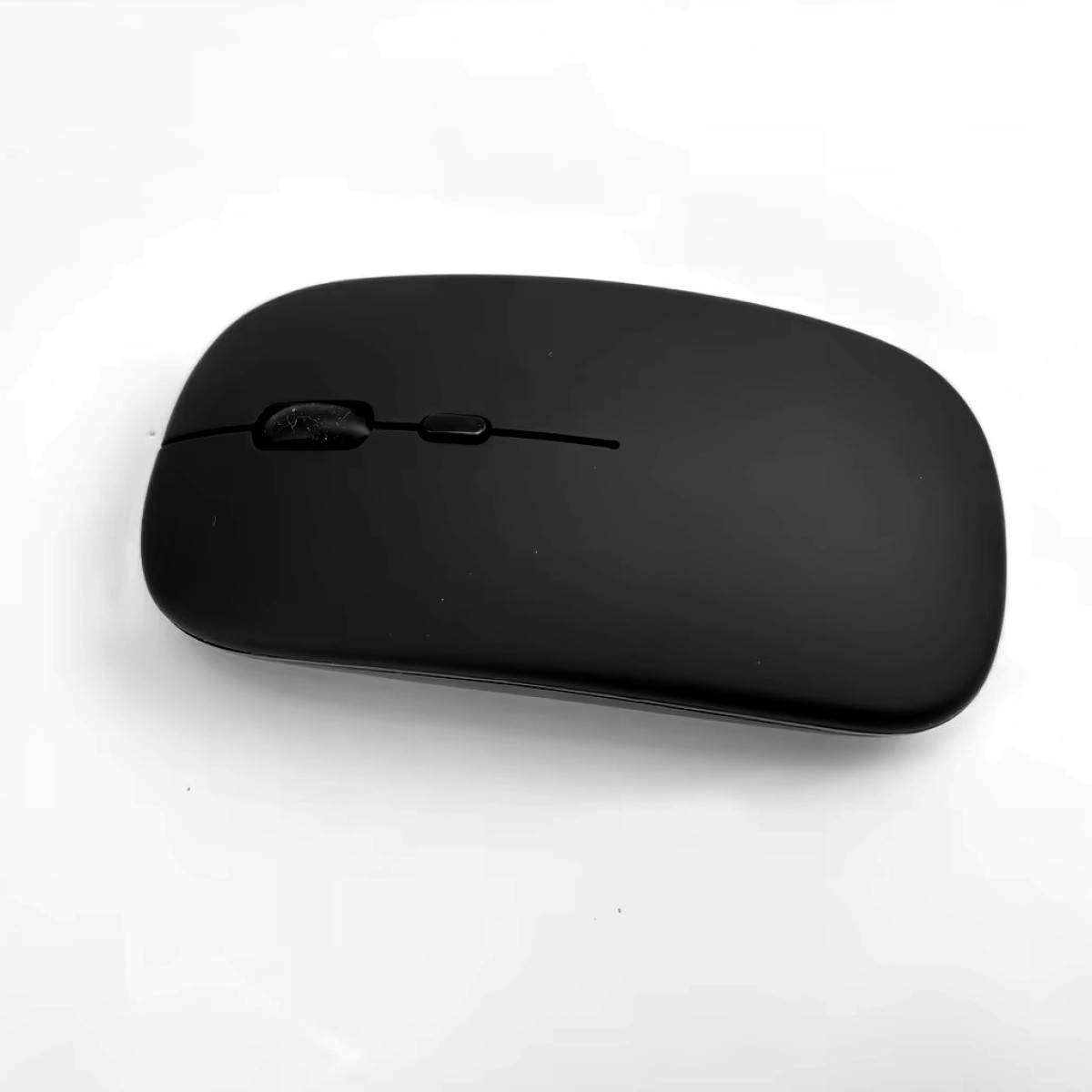 Eine schwarze Computermaus mit Scrollrad und Tasten auf weißem Hintergrund.