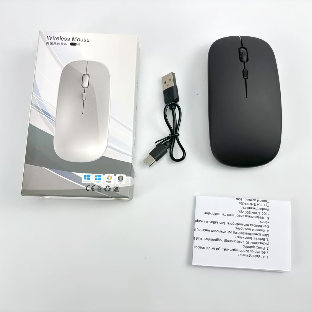 Ein schwarzes und ein weißes Computer-Maus-Set mit Kabel und Anleitung.