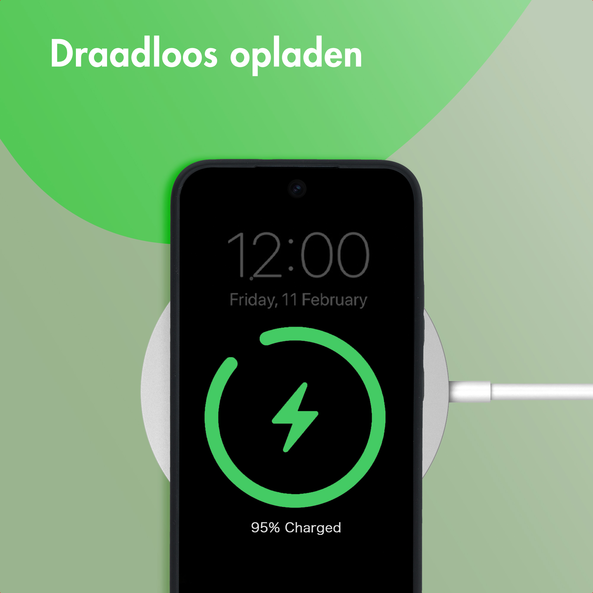 Een smartphone wordt draadloos opgeladen op een oplaadstation.