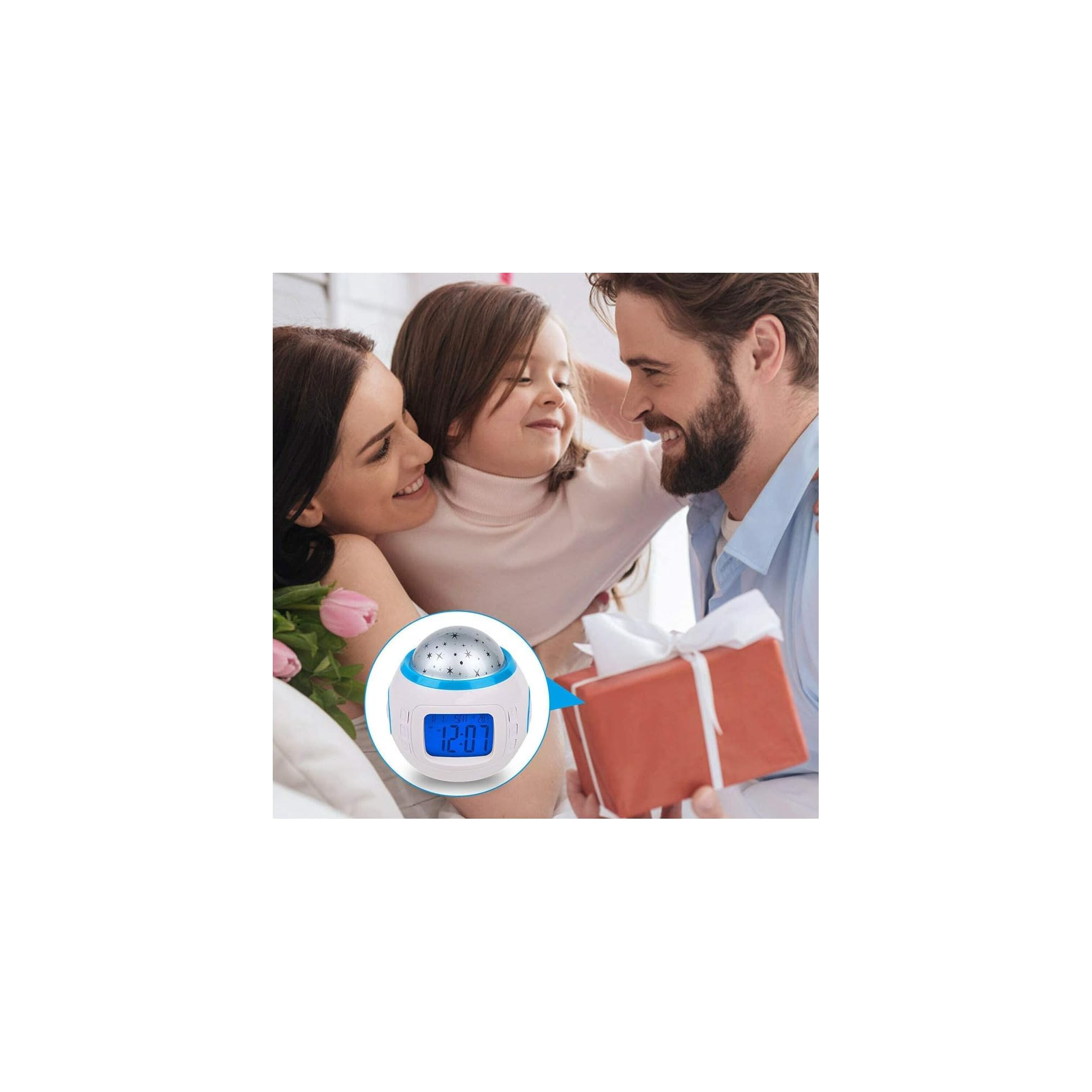 Familie mit Geschenk und Projektionsuhr