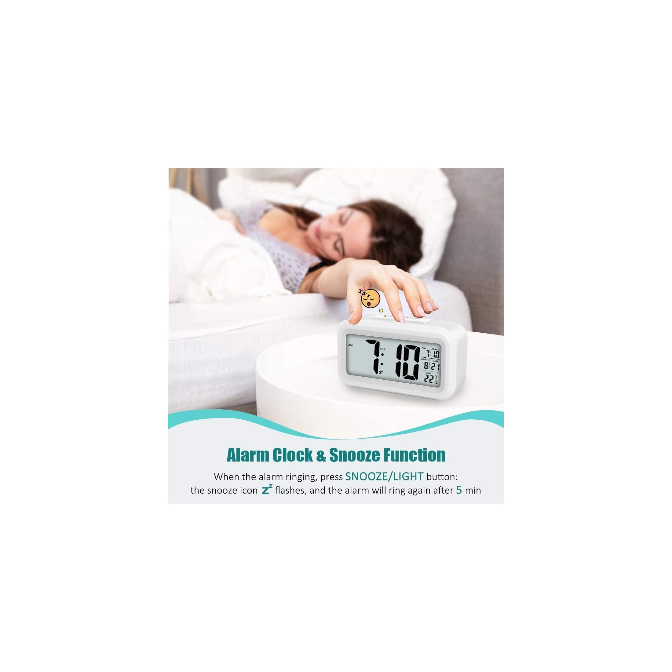 Eine Frau im Bett drückt auf eine Digitaluhr mit Snooze-Funktion.