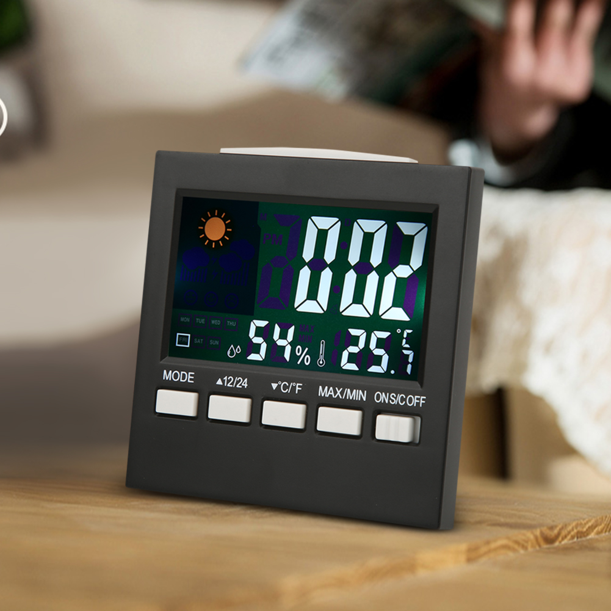 Ein schwarzer Digitalwecker zeigt 00:02, 54% Luftfeuchtigkeit und 25.5 Grad an.