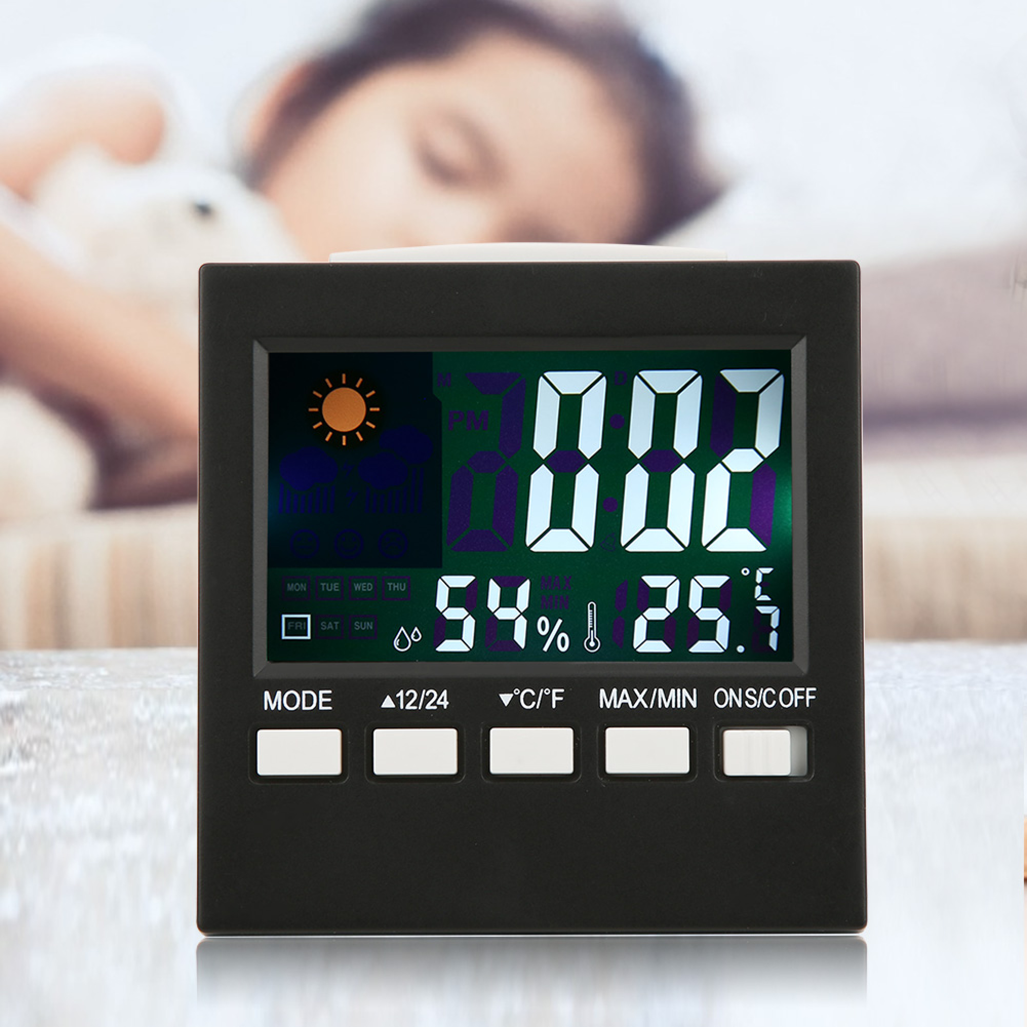 Digitaluhr zeigt 00:02, 54% Luftfeuchtigkeit, 25.5°C. Person schläft.