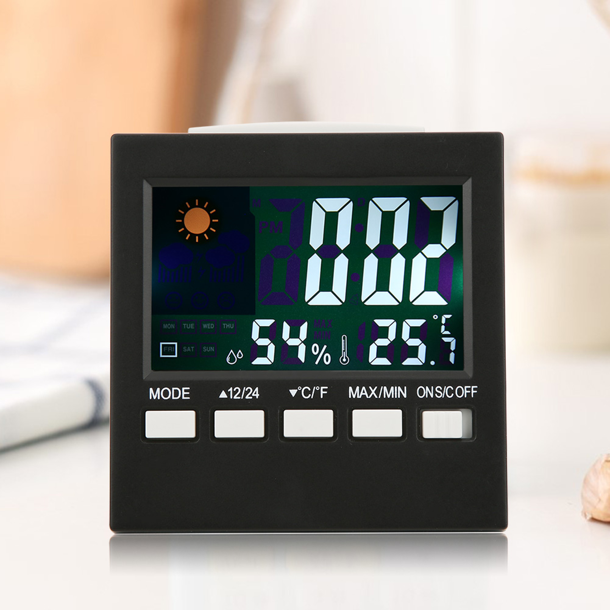 Ein schwarzes Digitalthermometer zeigt 54% Luftfeuchtigkeit und 25.5°C an.