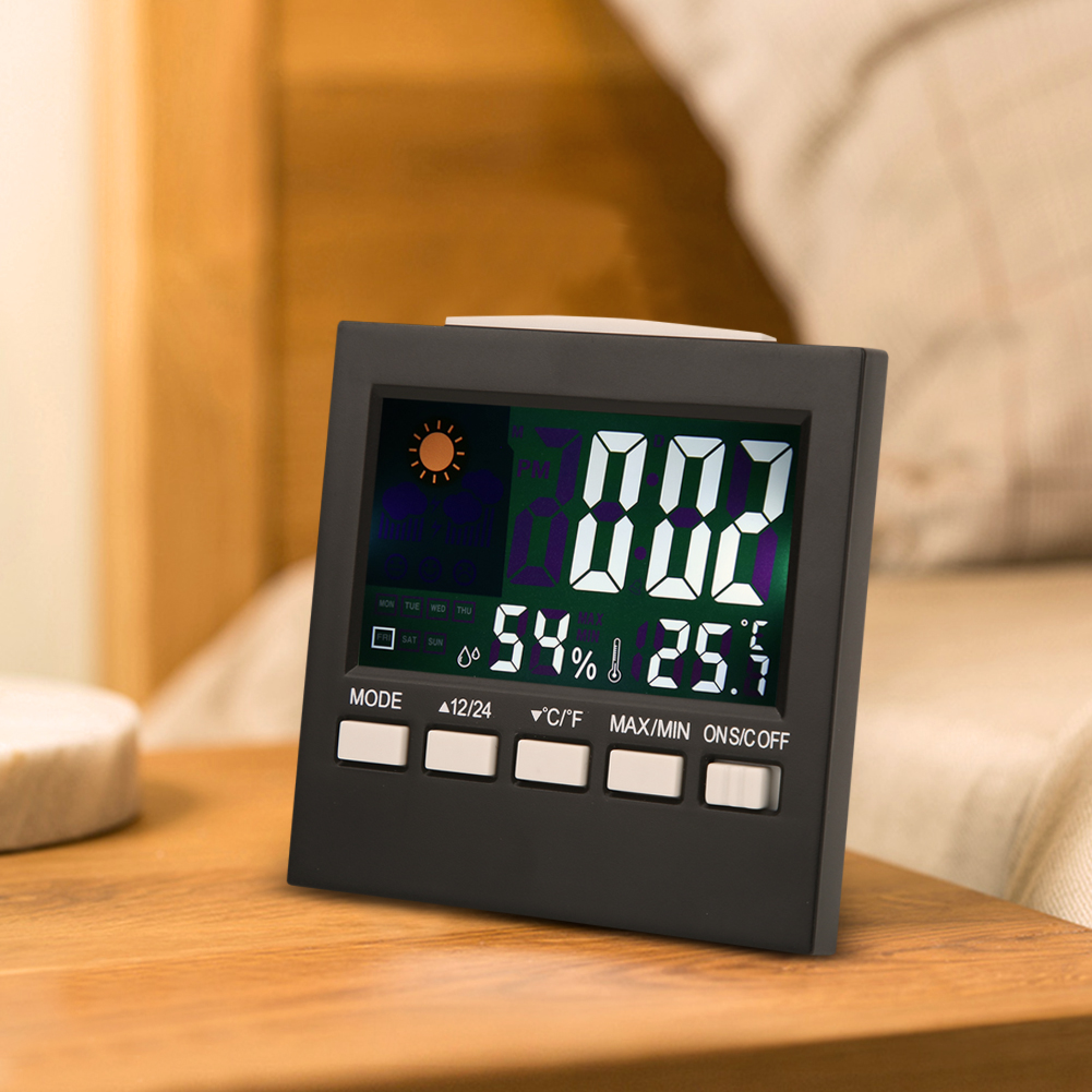Ein digitaler Wecker zeigt 00:02, 54% Luftfeuchtigkeit und 25,5°C an.