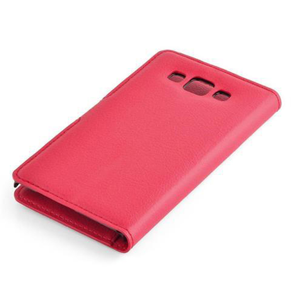 Una custodia a libro in pelle rossa per smartphone con ritagli per fotocamera e flash.