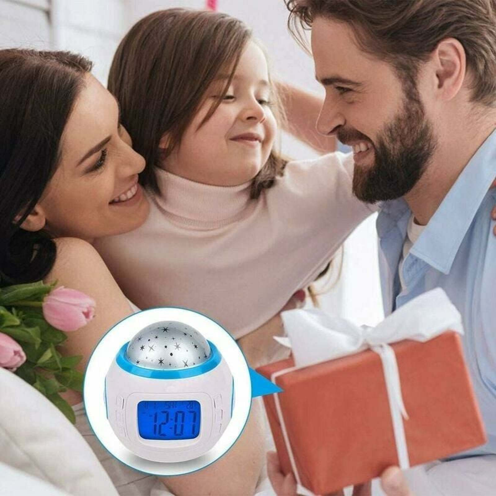 Eine Familie mit einem Geschenk und einem Sternenprojektor-Wecker.