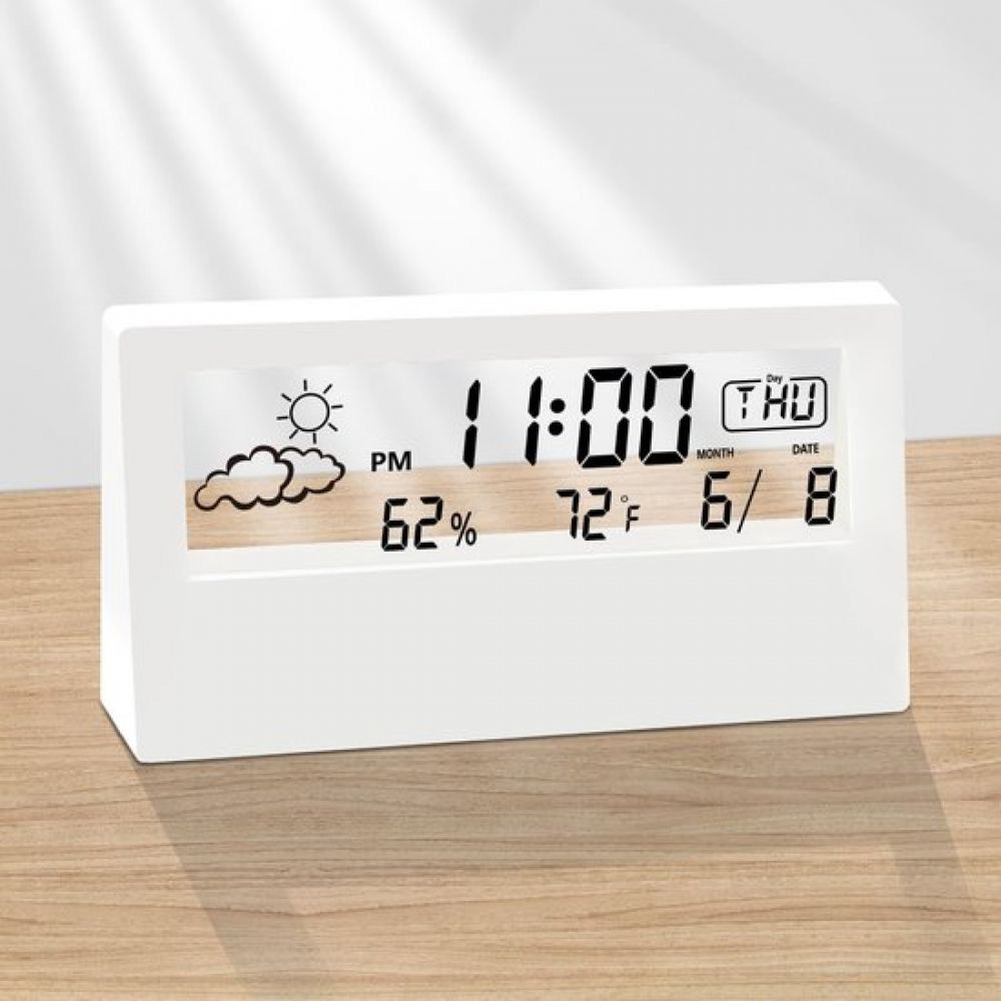 Ein weißer Digitalwecker zeigt 11:00 Uhr PM, 62% Luftfeuchtigkeit, 72°F und das Datum 6/8 an.