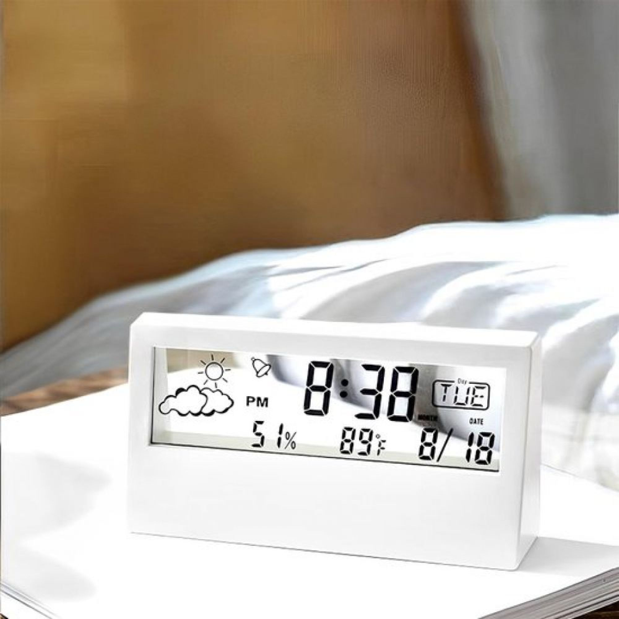 Ein weißer Digitalwecker zeigt 8:38 Uhr, 51% Luftfeuchtigkeit und 89°F an.