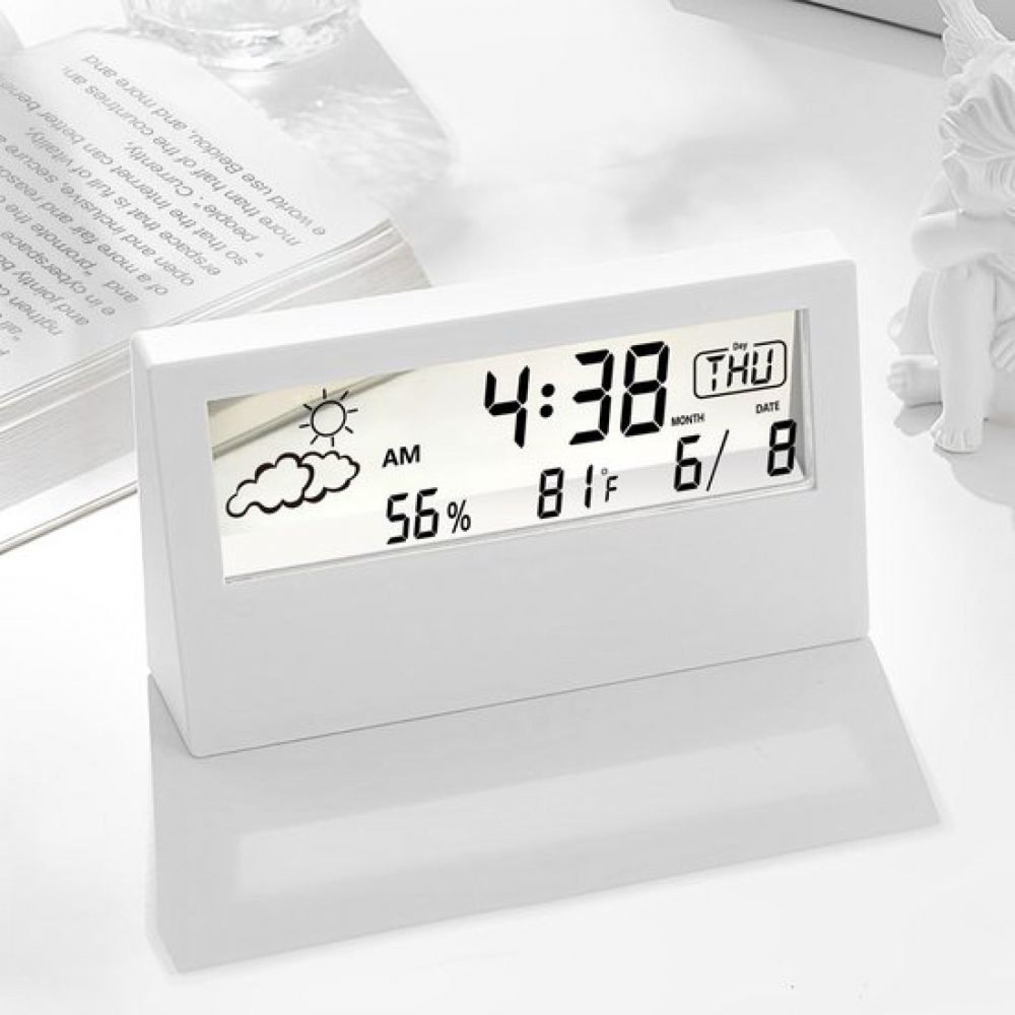 Weiße Digitaluhr zeigt 4:38 Uhr, 56% Luftfeuchtigkeit, 81F und Datum 6/8.