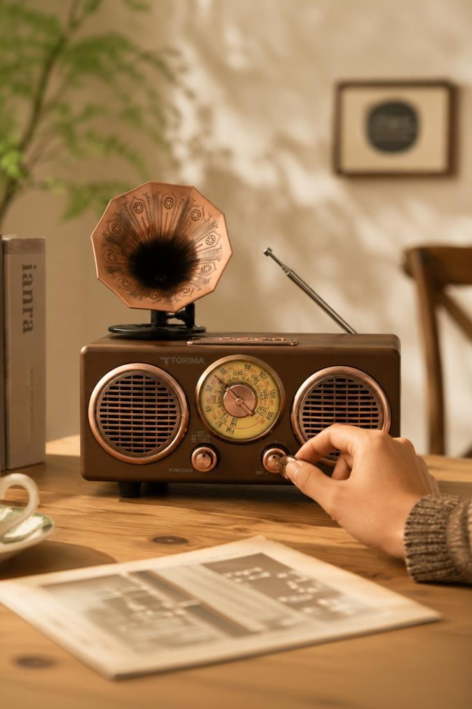 Gramofon detaylı kahverengi vintage radyo. El düğmeyi çeviriyor.
