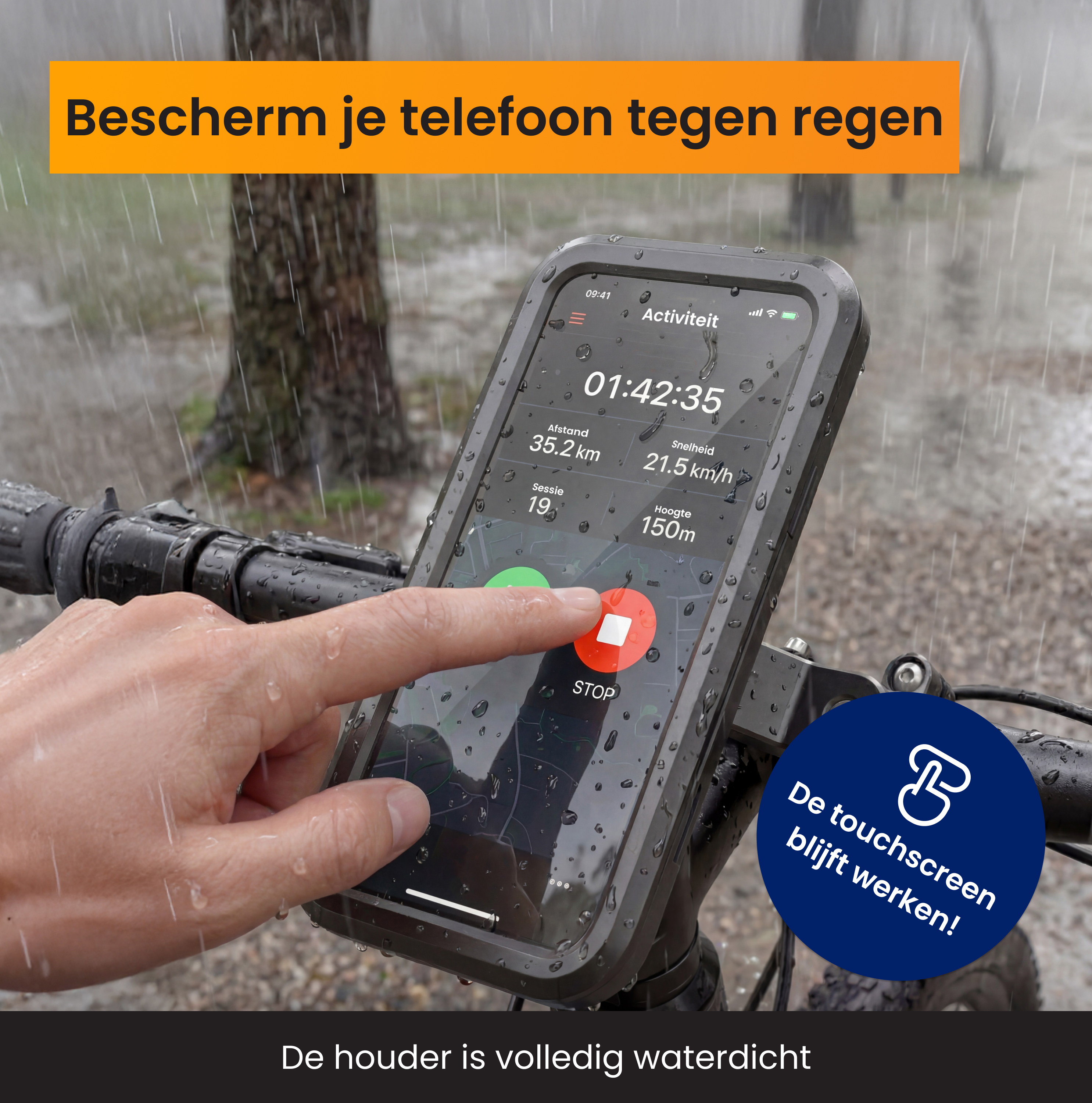 Ein Finger tippt auf Stopp auf einem Handy in einer wasserdichten Hülle bei Regen.