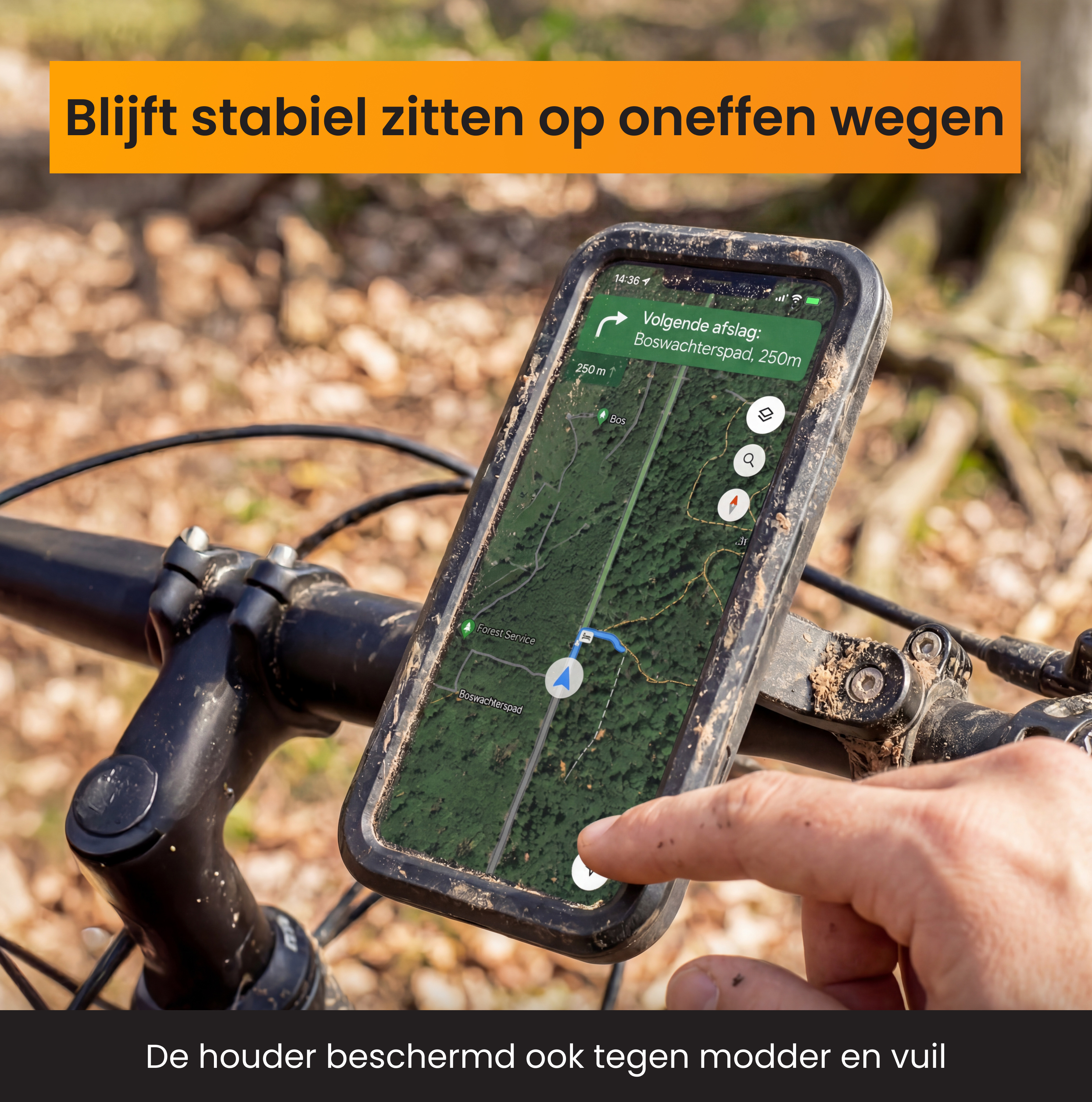 Fahrradhalterung zeigt Navigations-App im Wald. Ein Finger berührt das Display.