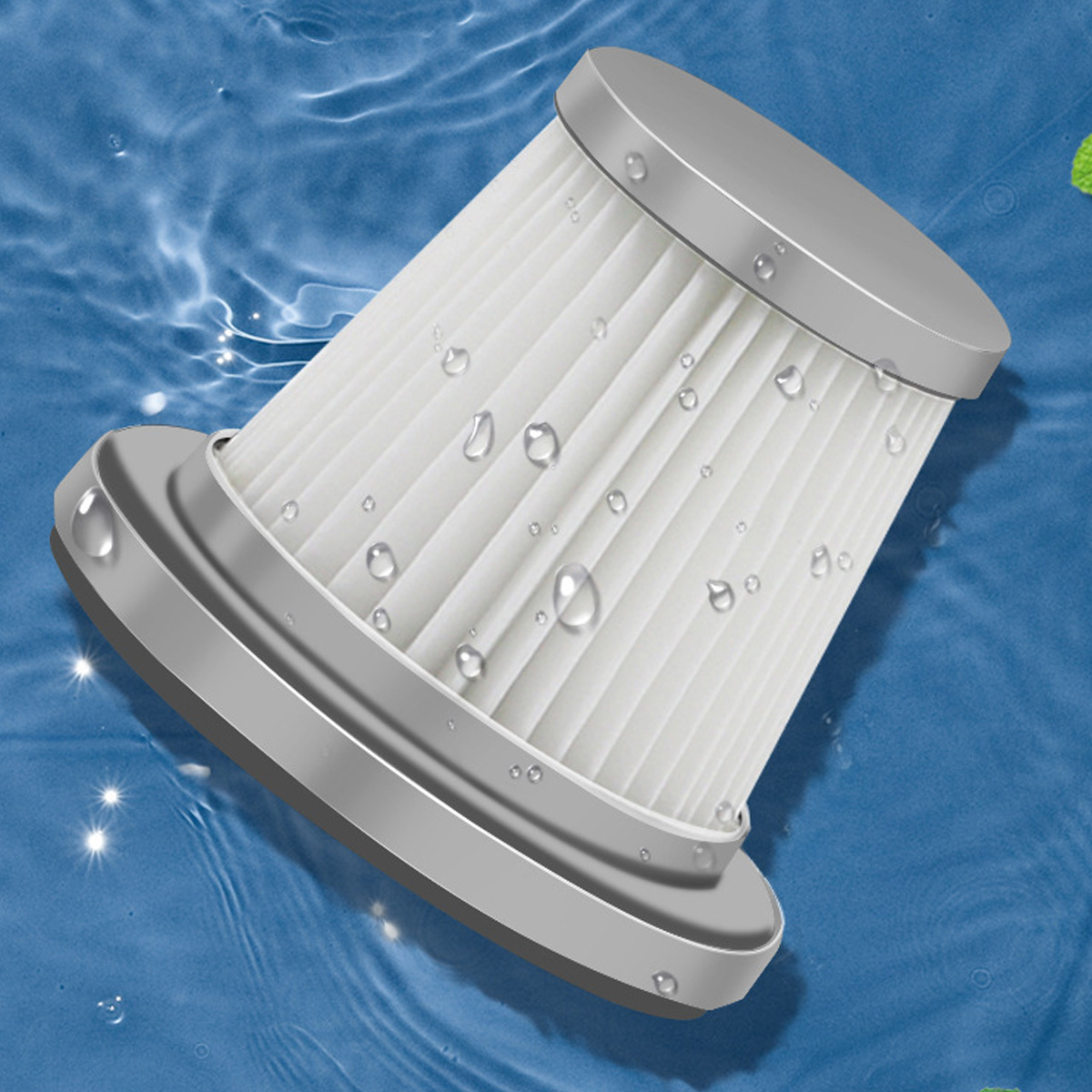 Ein weißer Filter mit silbernen Kanten in blauem Wasser mit Tropfen.