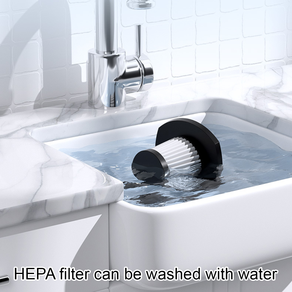 Ein weißer HEPA-Filter mit schwarzem Rand liegt in einer Spüle mit Wasser.
