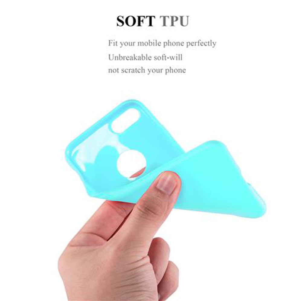 Eine Hand hält eine flexible, hellblaue TPU-Handyhülle vor einem weißen Hintergrund.