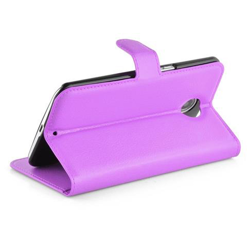 Una custodia viola per tablet è in piedi, mostra il retro e un ritaglio per fotocamera.