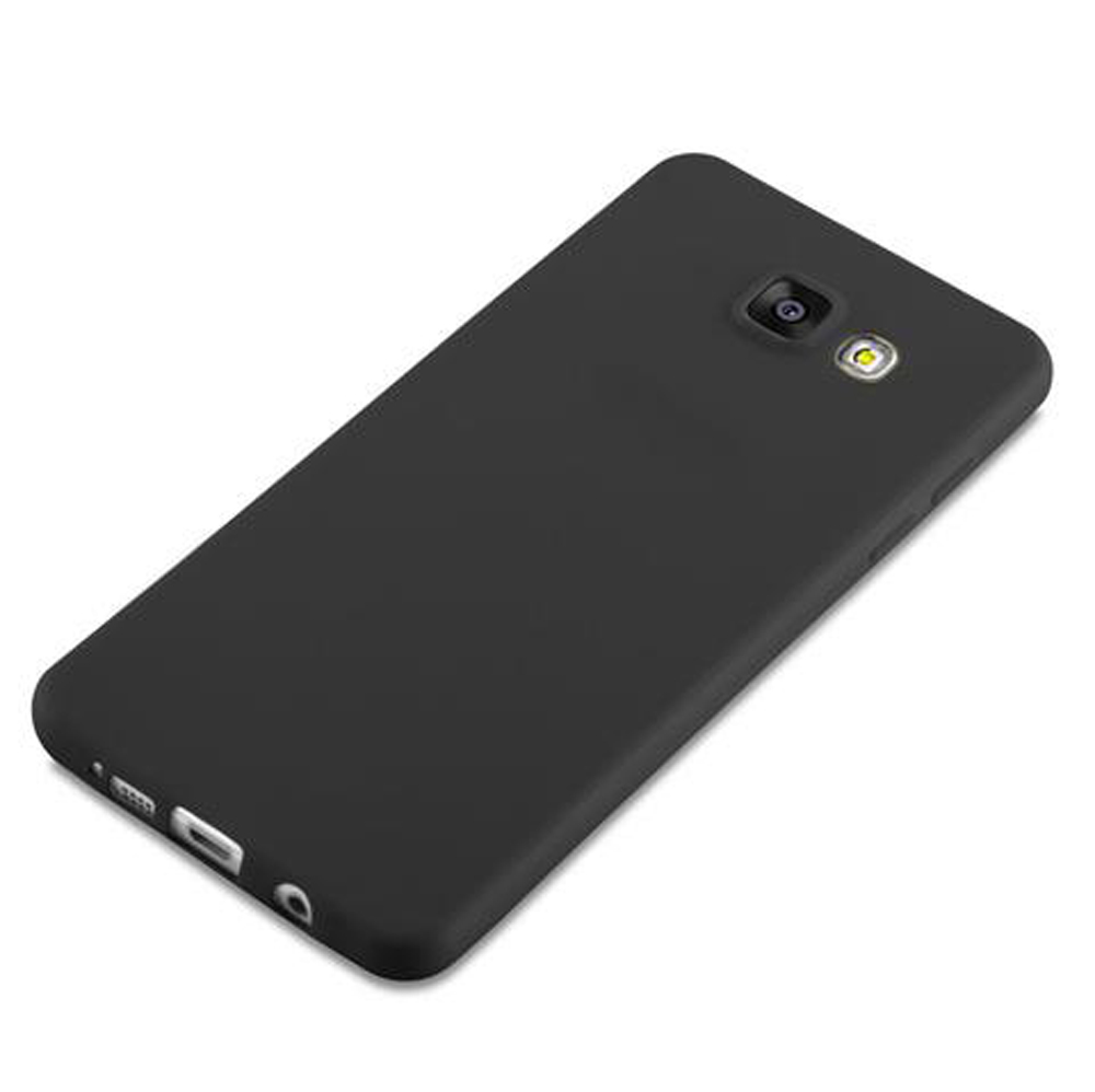 Uno smartphone nero con fotocamera posteriore e flash su sfondo bianco.