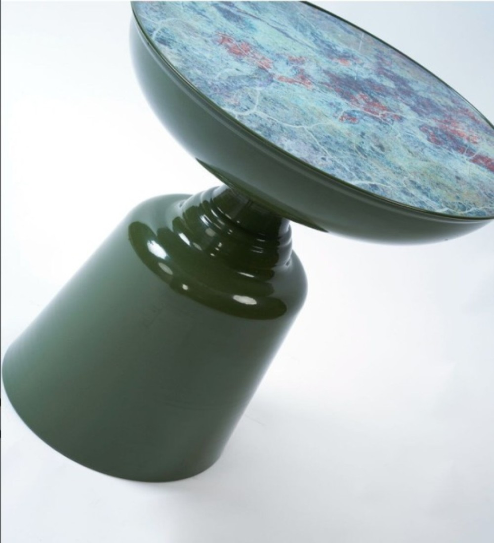 Silindirik tabanlı, yuvarlak, çok renkli üst yüzeye sahip yeşil masa.