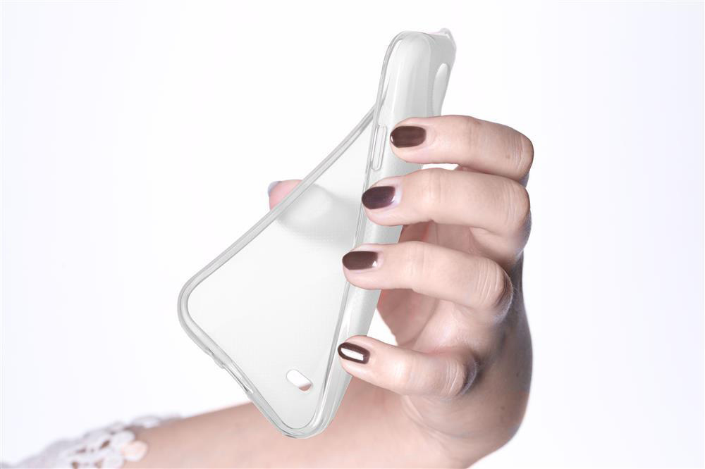 Una mano tiene una cover trasparente per telefono, unghie dipinte di marrone scuro.