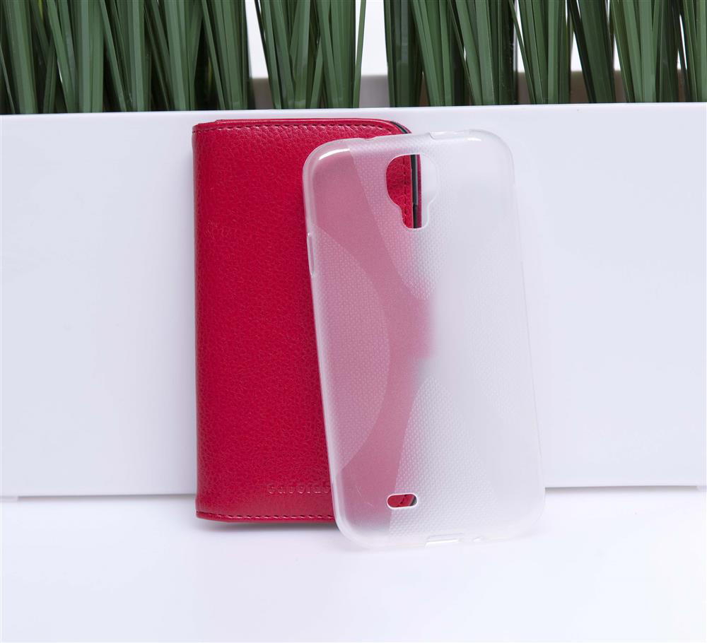 Custodia rossa in pelle e cover trasparente per telefono su superficie bianca con piante verdi.