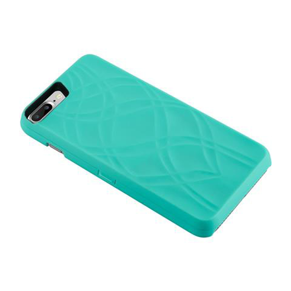 Una custodia per telefono color verde acqua con motivo a rombi su sfondo bianco.